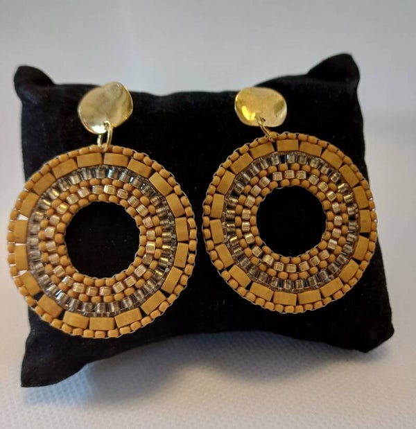 Oorbellen rond groot oker