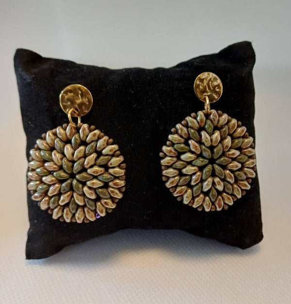 Oorbellen rond beige / olijfgroen