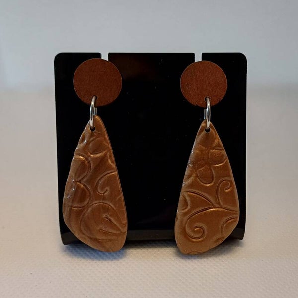 Oorbellen fimoklei bruin druppel reliëf
