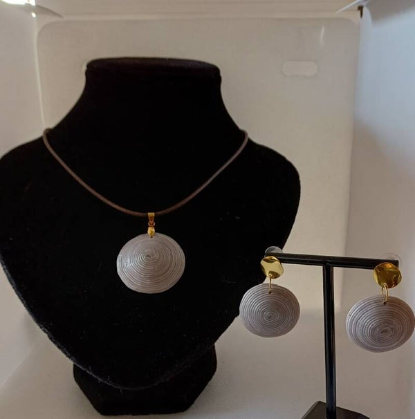 Setje fimoklei oorbellen en ketting grijs bruin