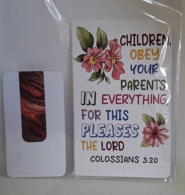 Notitieboekje met bijbeltekst en een magnetische bladwijzer