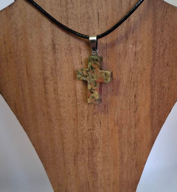 Ketting met natuurstenen hanger kruis