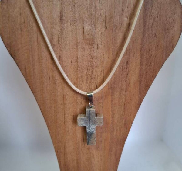 Ketting met natuurstenen hanger kruis