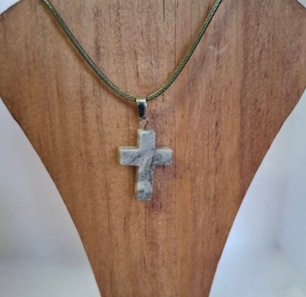 Ketting met natuurstenen hanger kruis