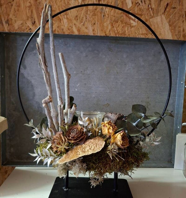 Mooi stukje op metalen voet met ring