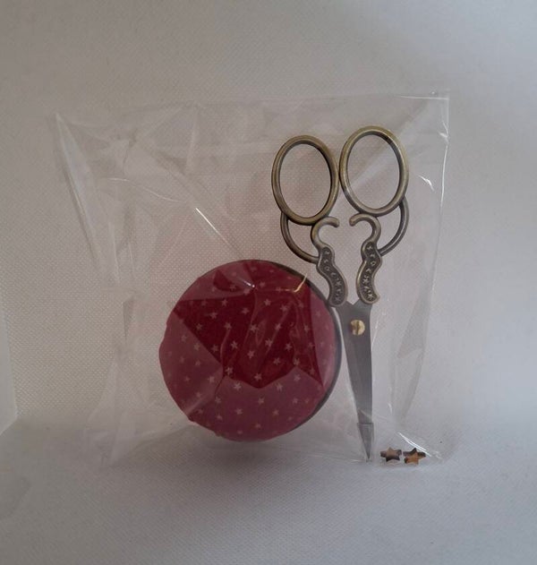 Speldenkussen rood met schaartje