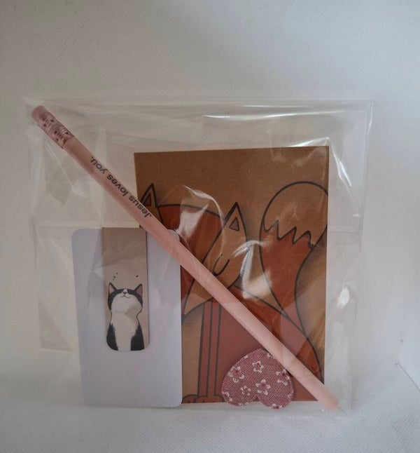 Notitieboekje, potlood, magnetische bladwijzer