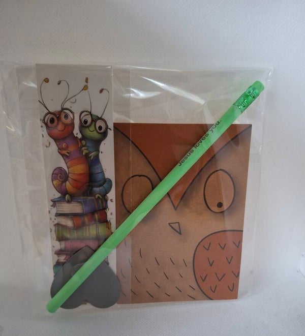 Notitieboekje, potlood en boekenlegger