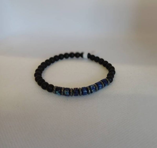 Armband met blauwe kralen van steen