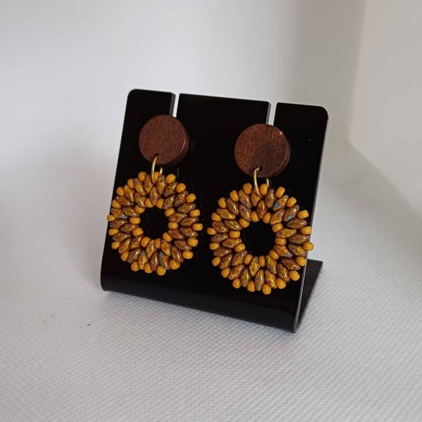 Oorbellen rond kleur mosterd