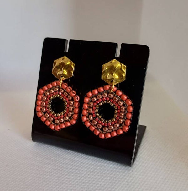 Oorbellen rood zeshoekig