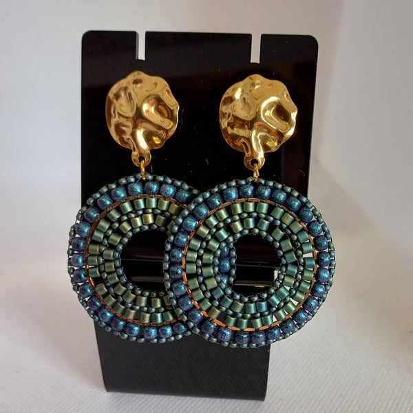 Oorbellen rond blauw