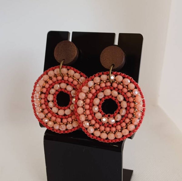 Leuke opvallende oorbellen roze met hout