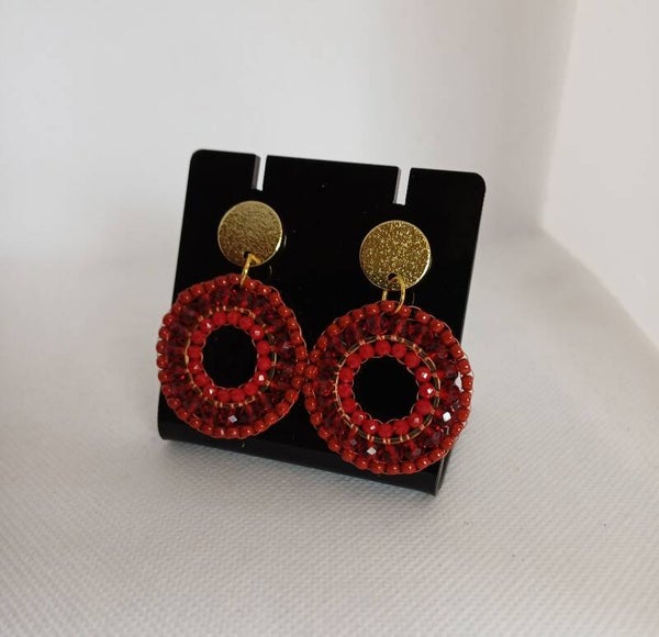 Oorbellen rond rood