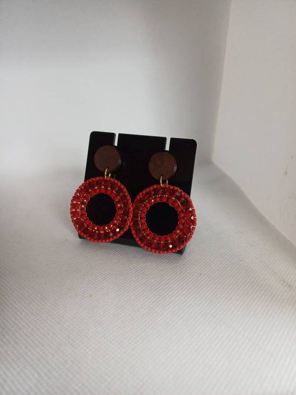 Oorbellen rond rood