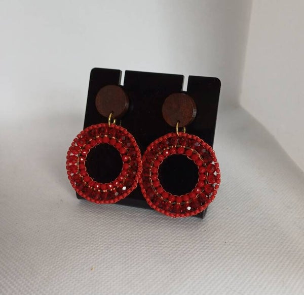 Oorbellen rond rood