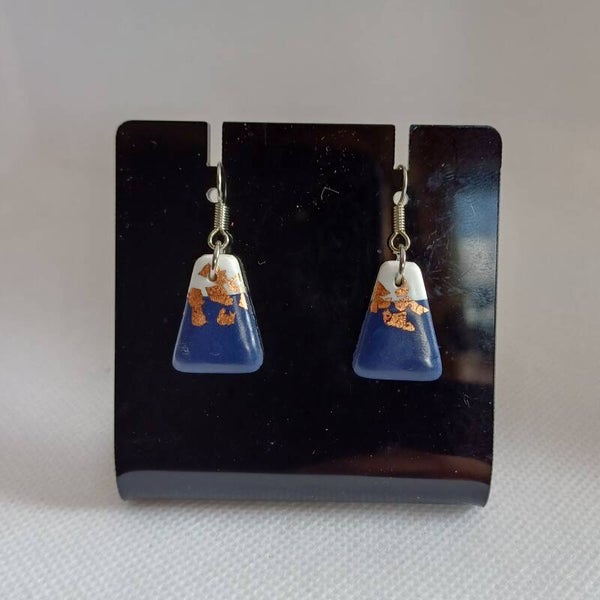 Oorbellen klein blauw met wit