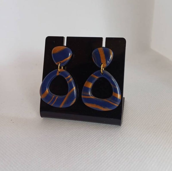 Oorbellen donkerblauw met goud