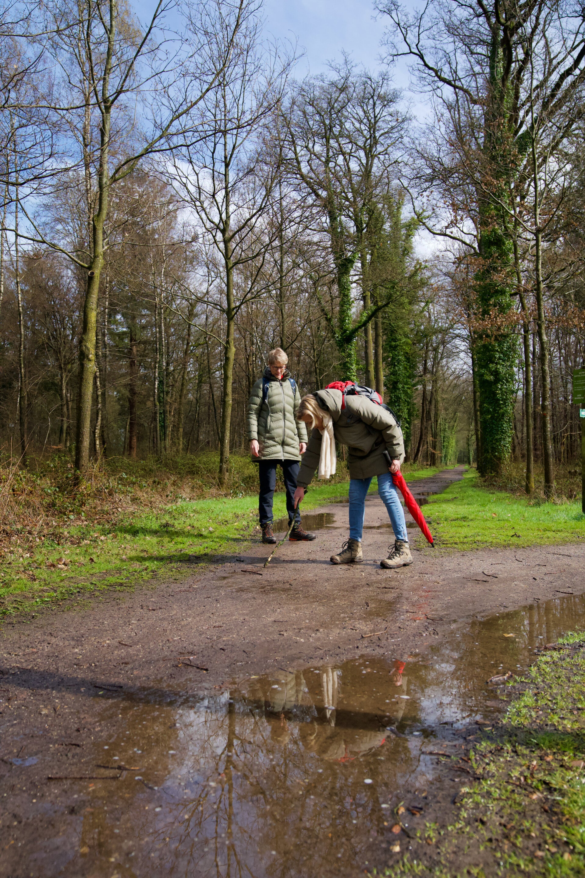 Kirsten Koorevaar doet een oefening ee tekent een cirkel op de grond.met een coachee. Coach