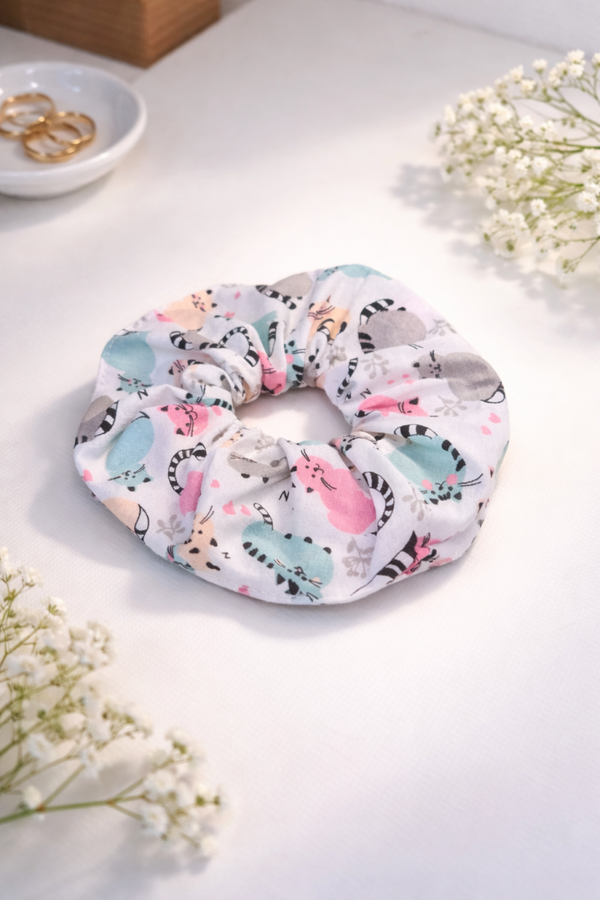 Chouchou cheveux chat pastel – Scrunchie fait main – Accessoire cheveux femme doux et tendance