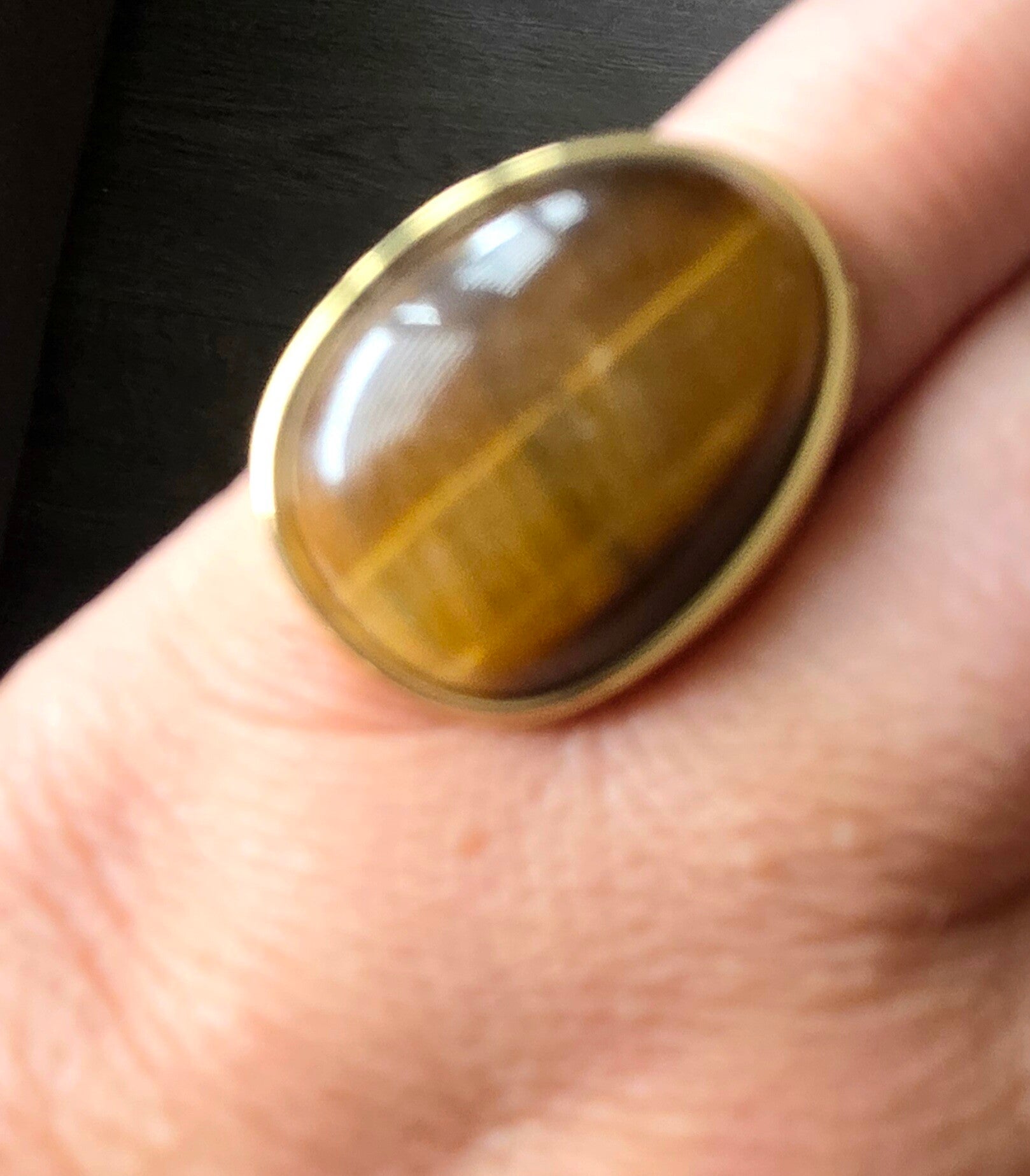 Glossy ring donker bruin statement