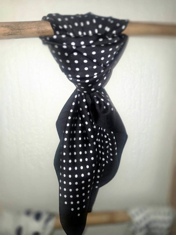 Zijde sjaal met dots. Zwart