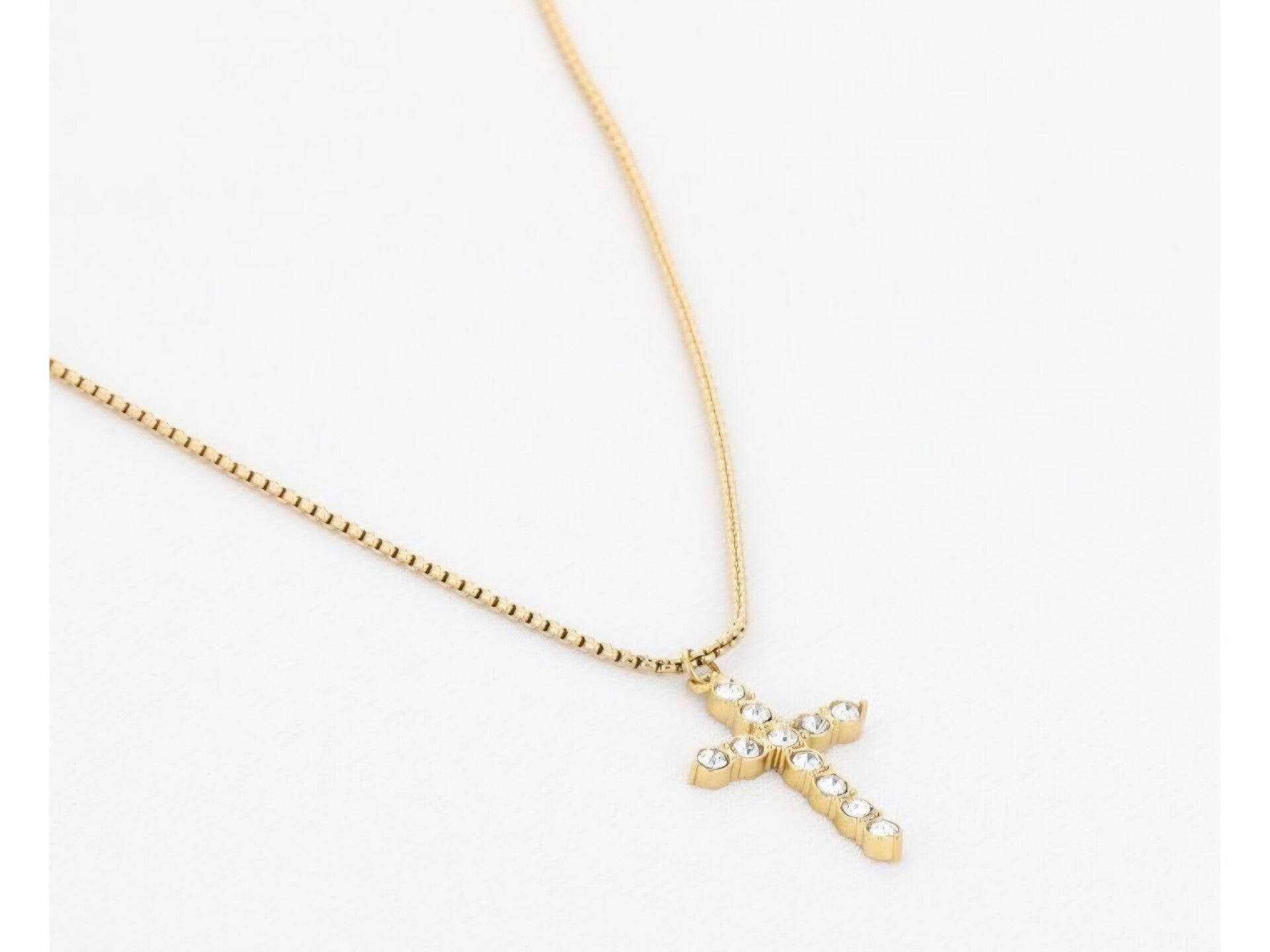 Ketting met kruisje goudkleurig en strassteentjes