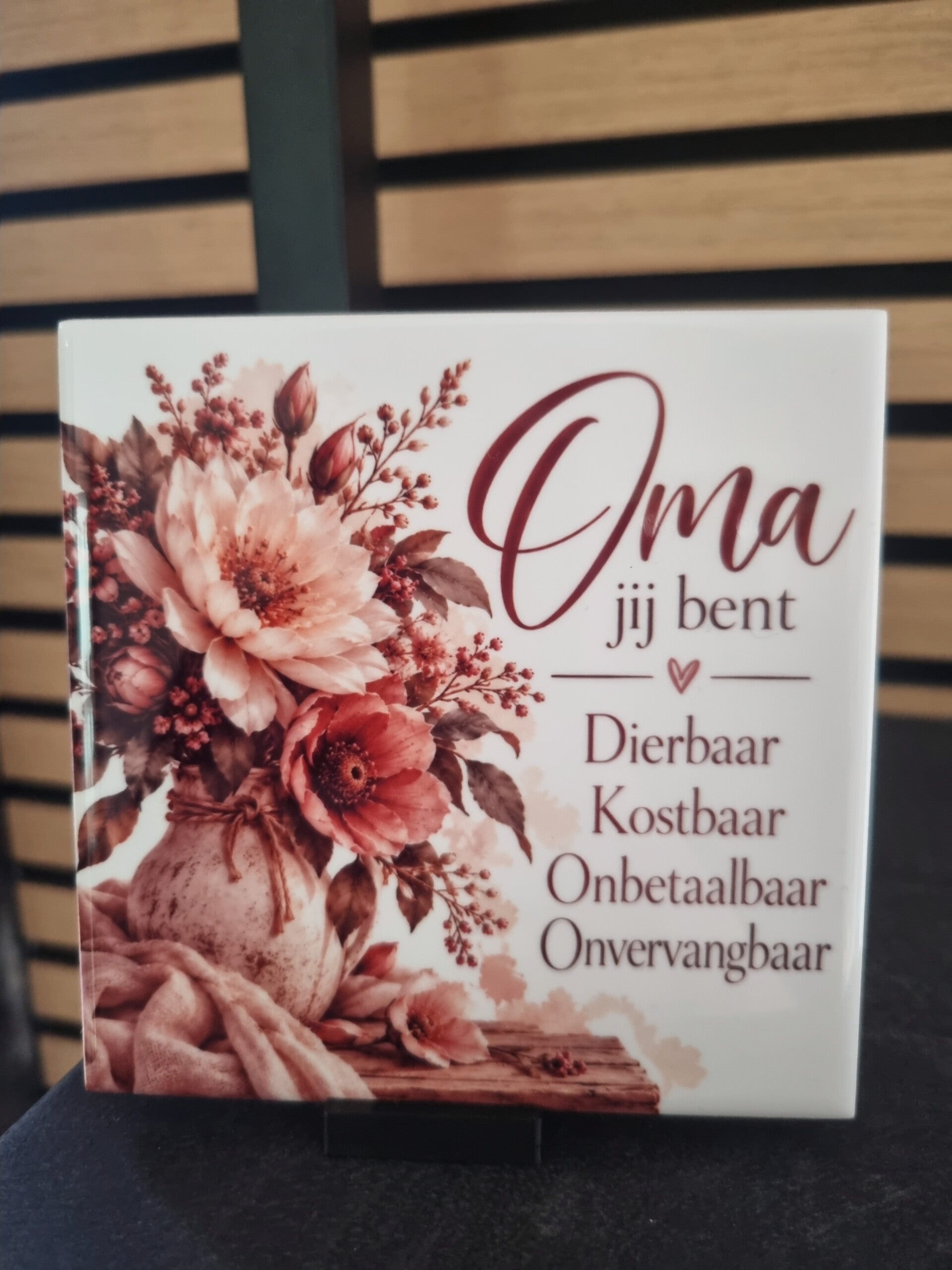 Oma, jij bent dierbaar, kostbaar, onbetaalbaar, onvervangbaar.