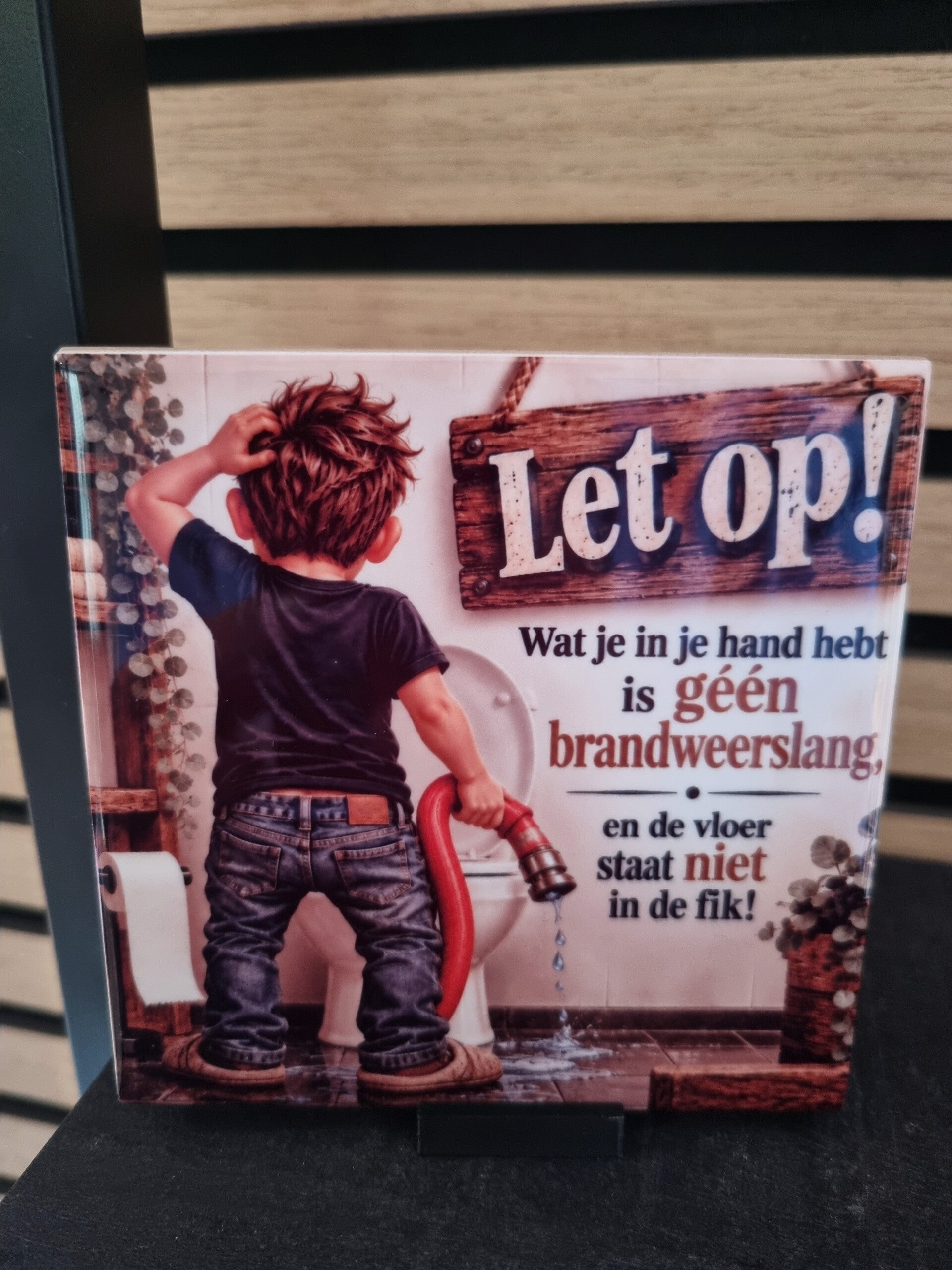 Let op! Wat je in je hand hebt is géén brandweerslang, en de vloer staat niet in de fik!