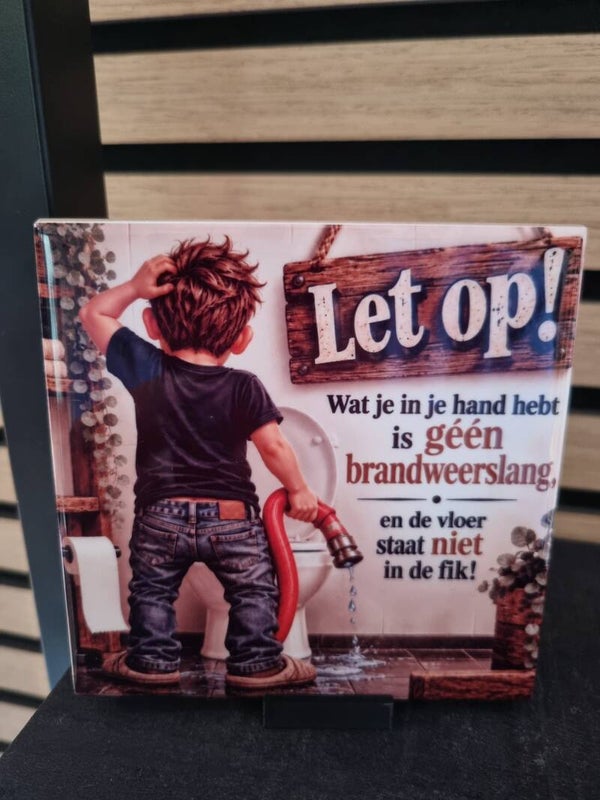 Let op! Wat je in je hand hebt is géén brandweerslang, en de vloer staat niet in de fik!