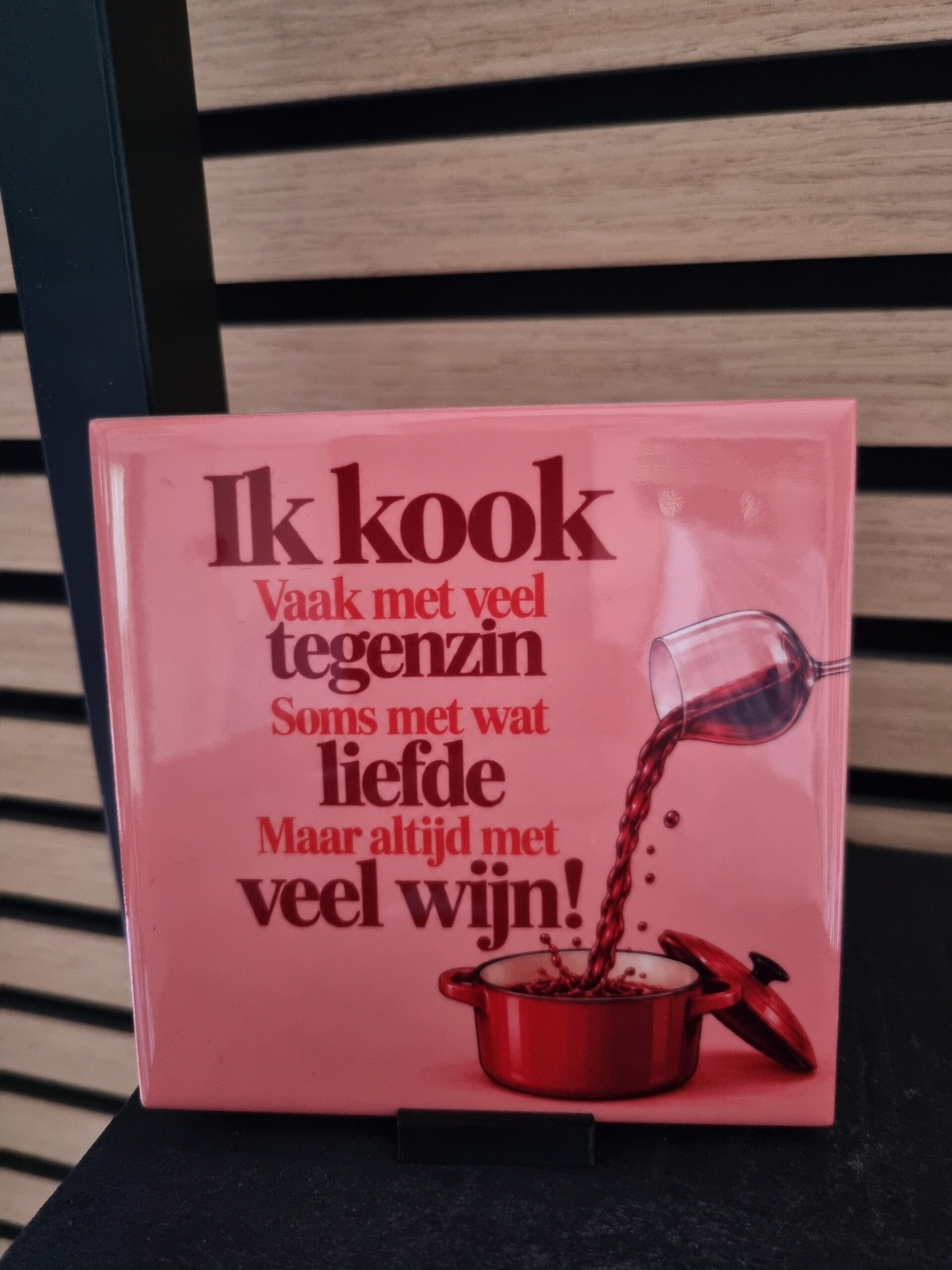Ik kook vaak met veel tegenzin. Soms met wat liefde. Maar altijd met veel wijn! 01
