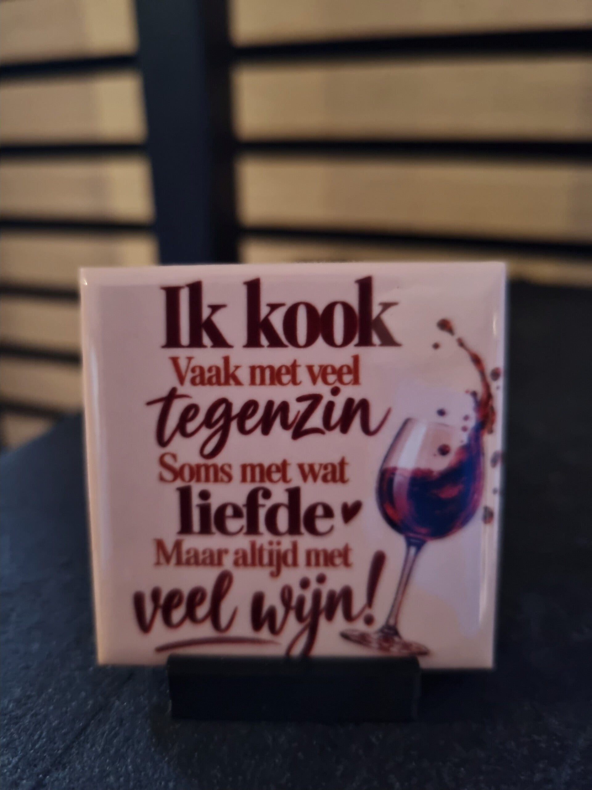 Ik kook vaak met veel tegenzin. Soms met wat liefde. Maar altijd met veel wijn! 02