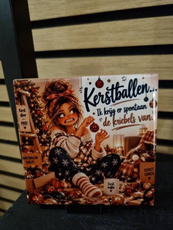 Kerstballen. Ik krijg er spontaan de kriebels van.