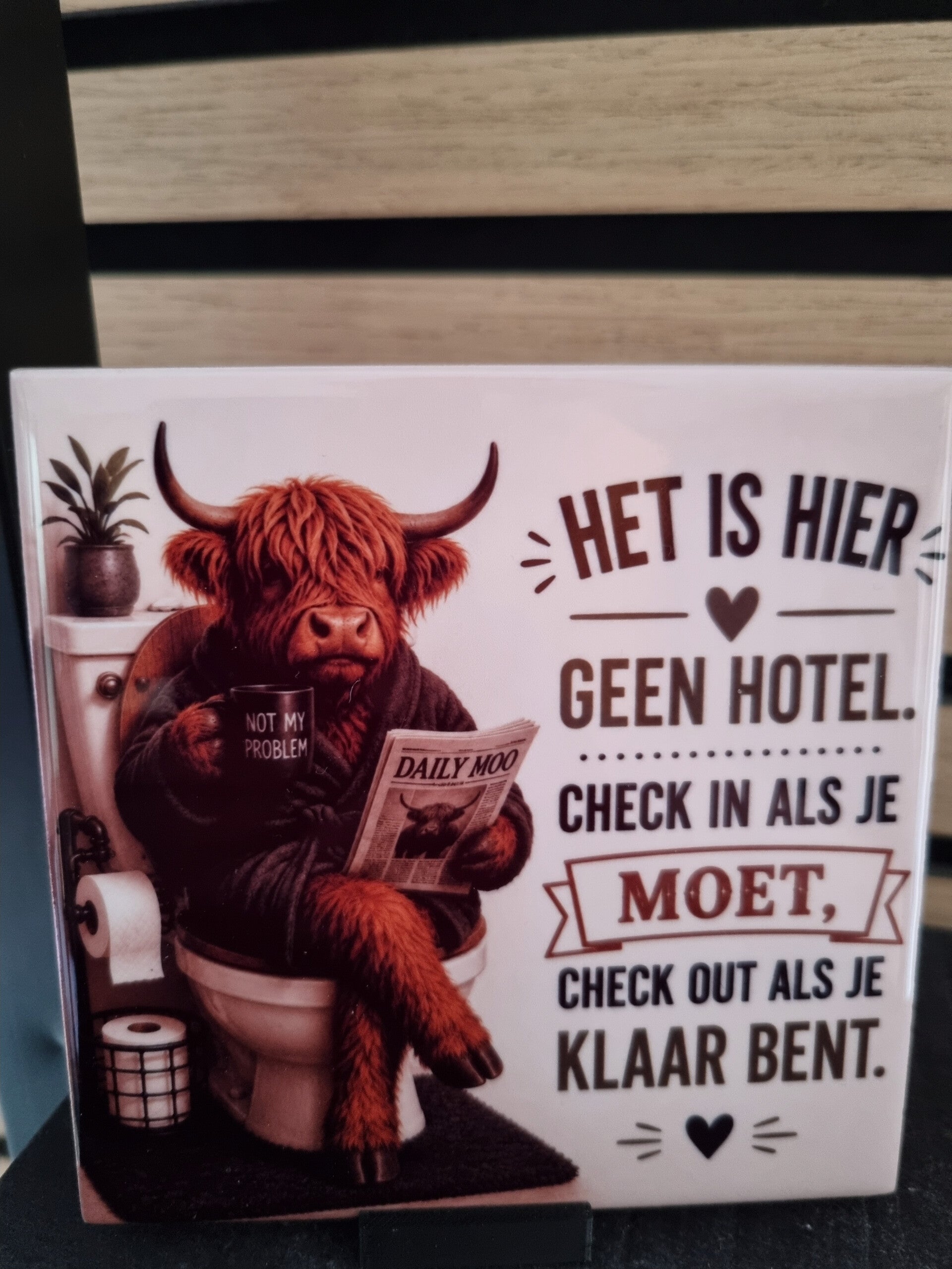 Het is hier geen hotel. Check in als je moet, check out als je klaar bent.
