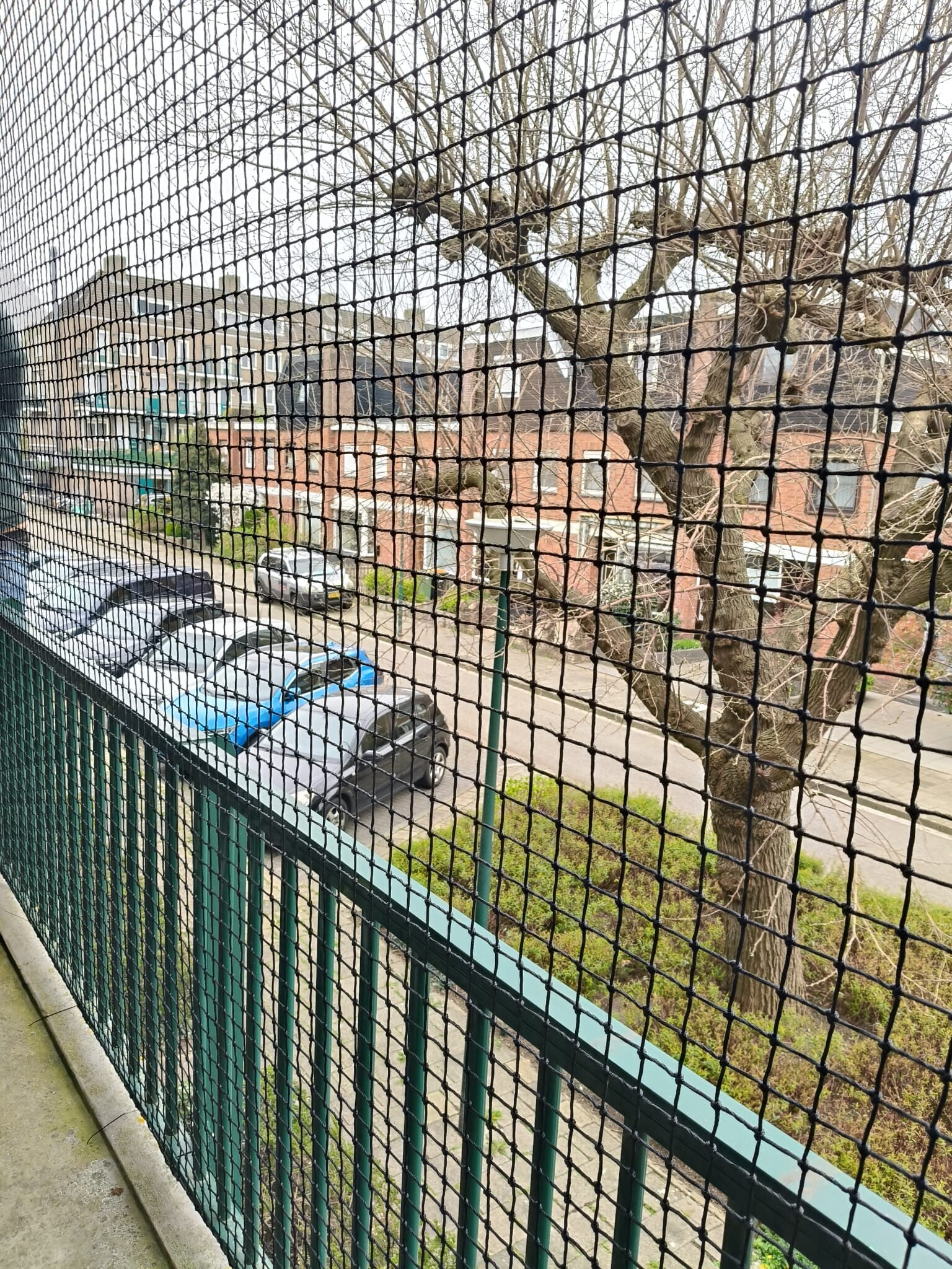 net op het balkon