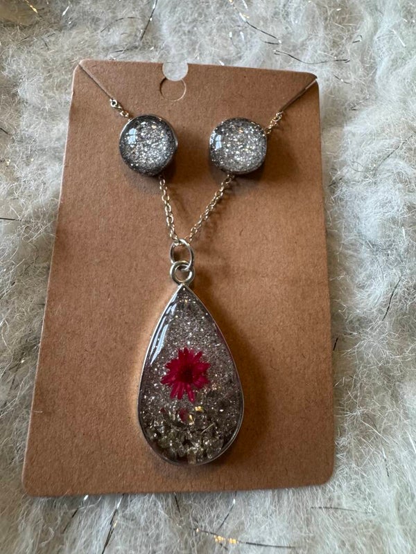 Necklace and earring set