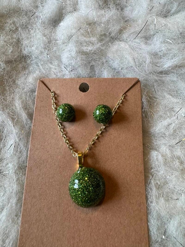 Necklace and earring set