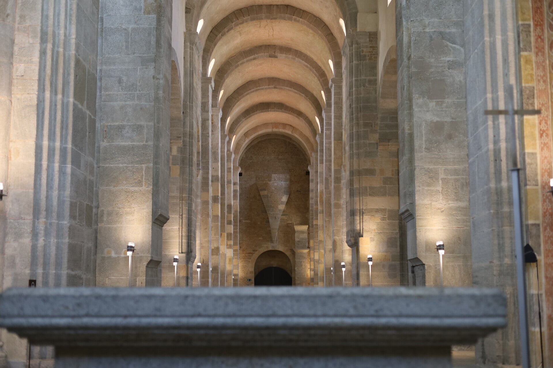 Grande abbatiale historique en pierre