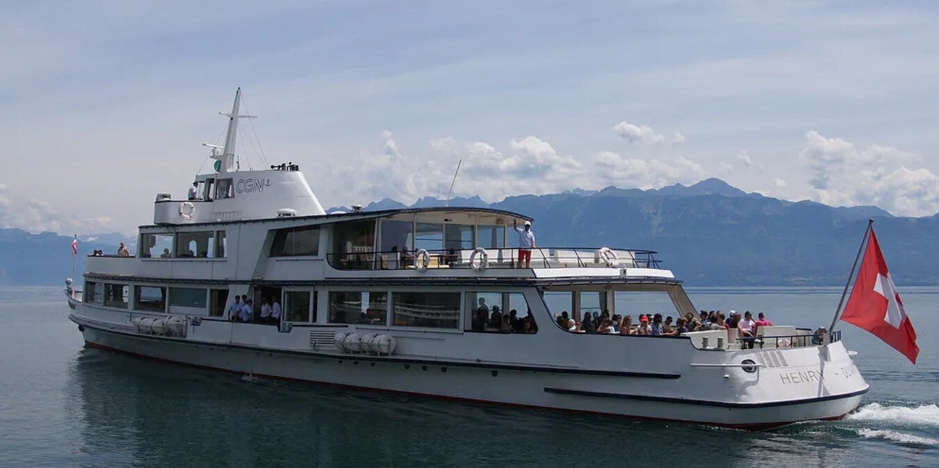 Bateau de ligne sur un lac alpin