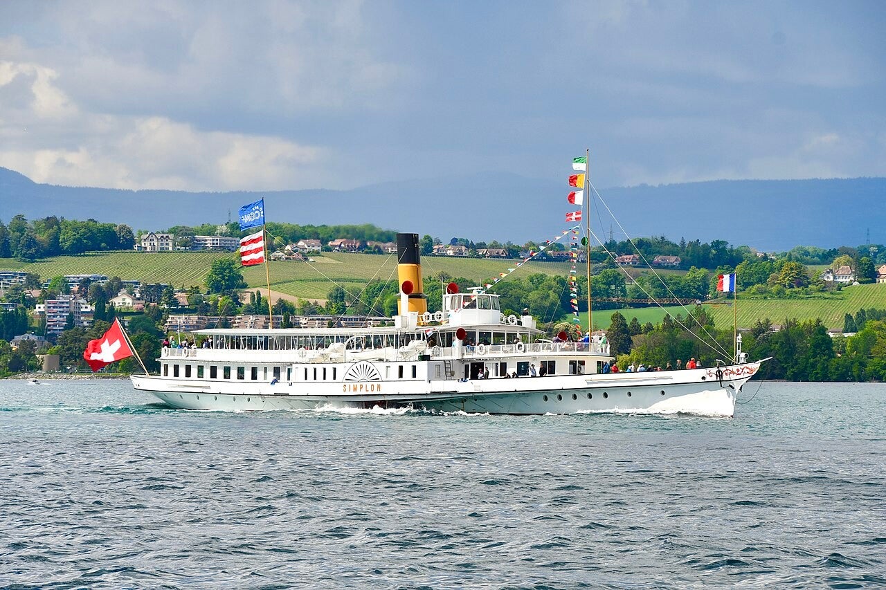 Bateau historique naviguant sur le lac