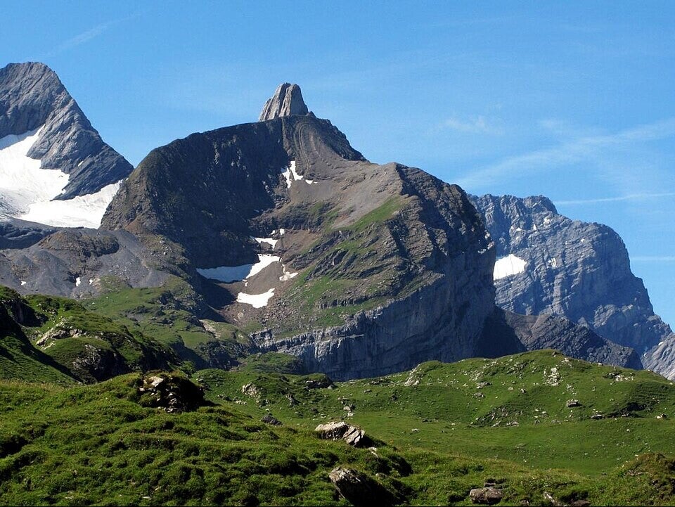 Crête de montagne dominant une vallée