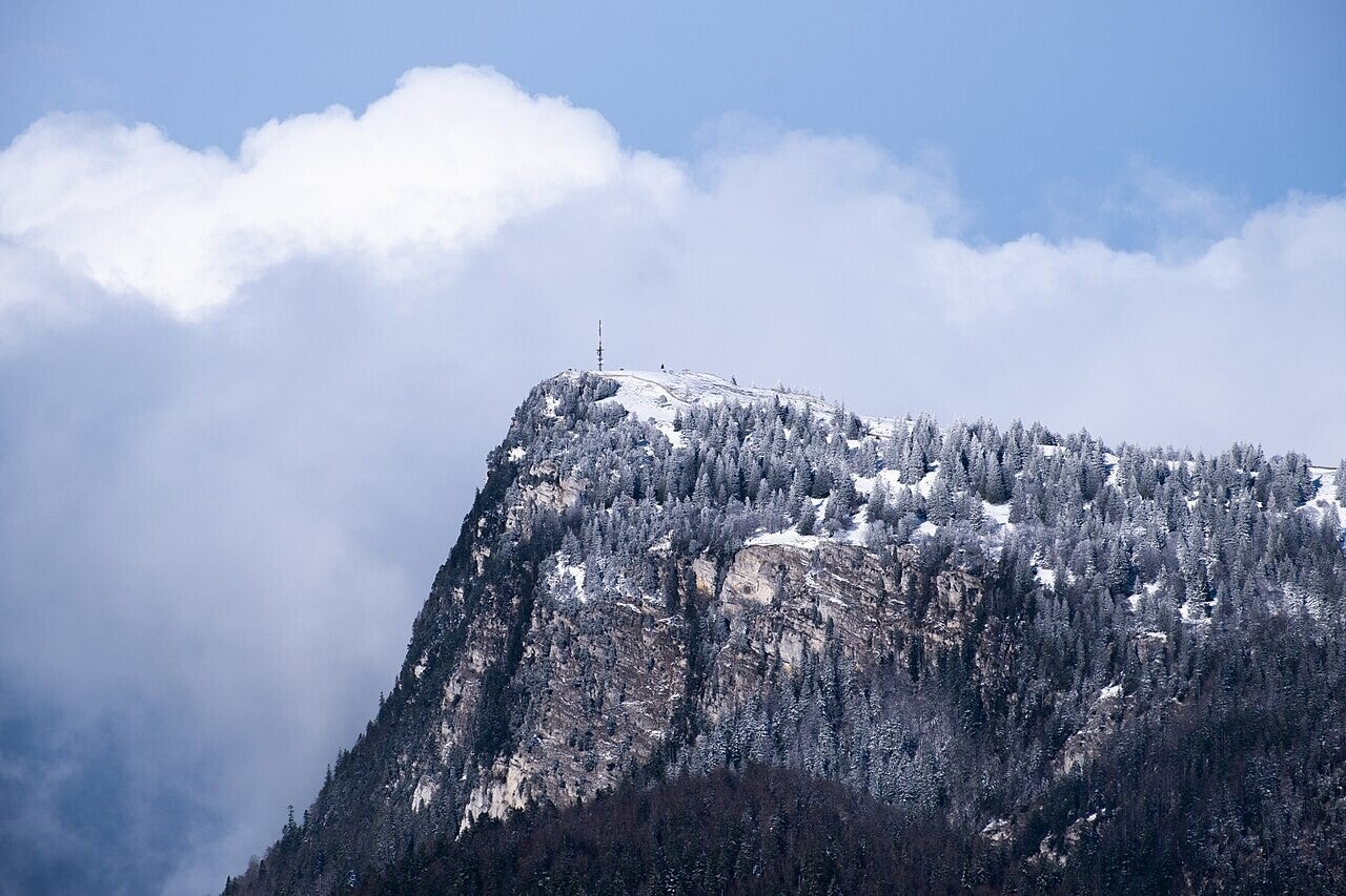 Sommet rocheux dominant des montagnes