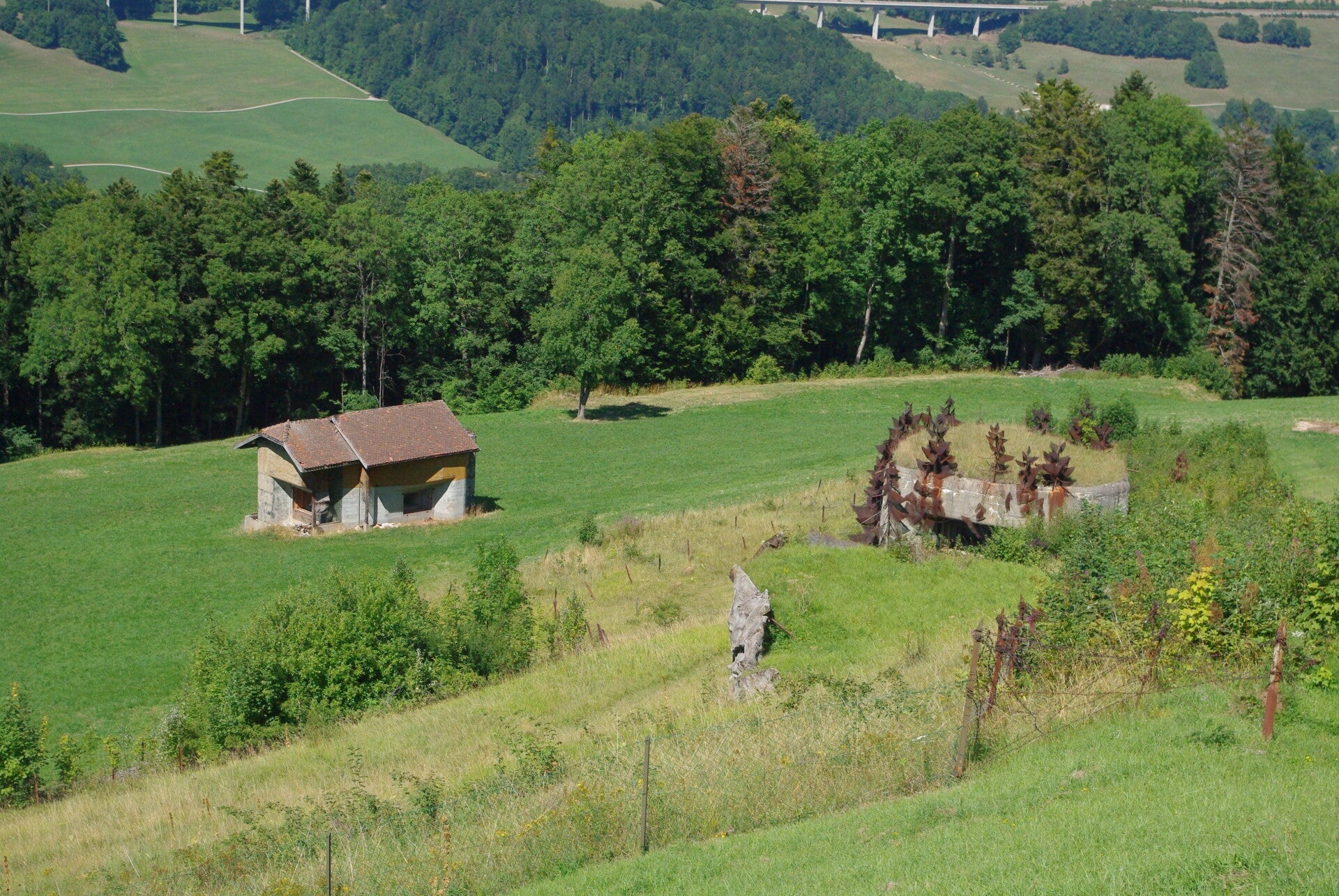 Fortification en pierre intégrée à la montagne
