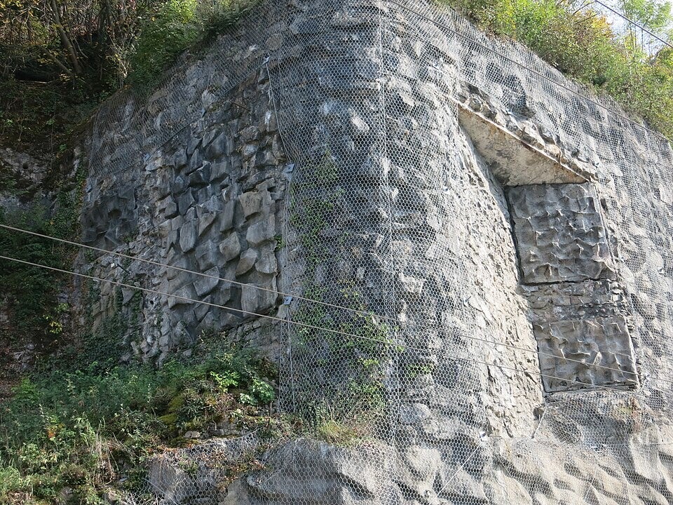 Galerie sombre d'une fortification souterraine