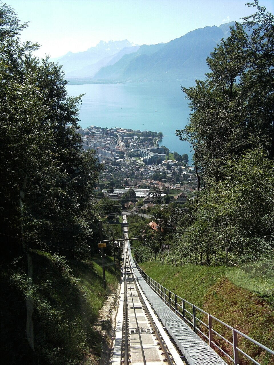 Transport de montagne traversant un paysage verdoyant