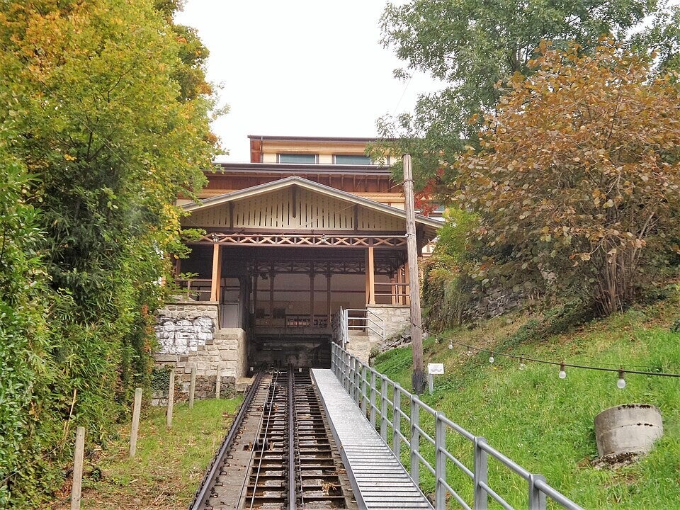 Funiculaire gravissant une pente au-dessus du Léman