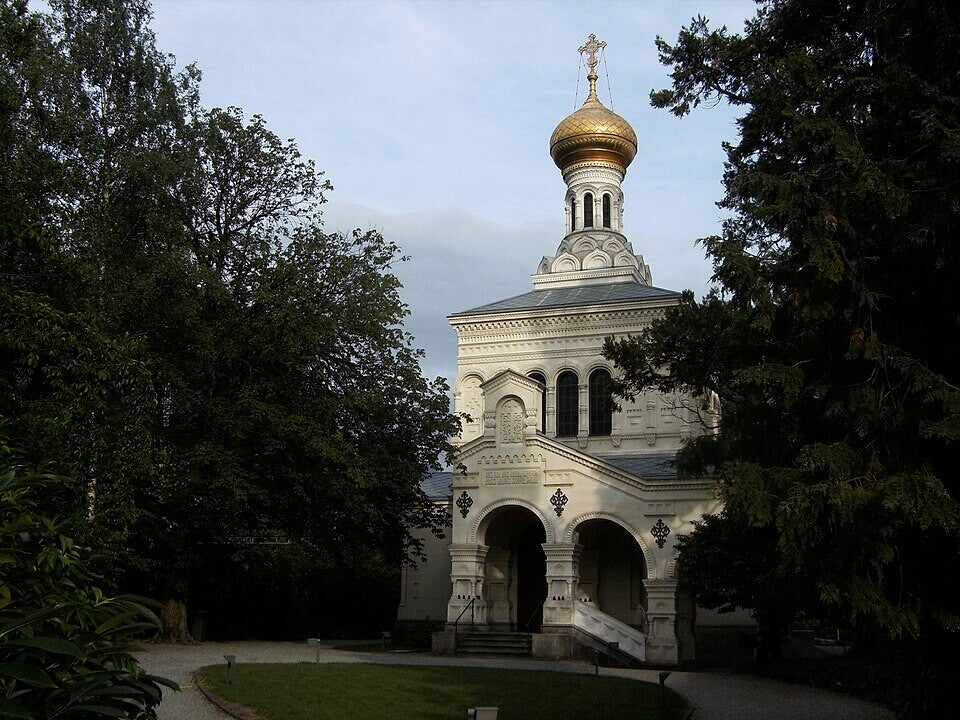Église orthodoxe richement décorée