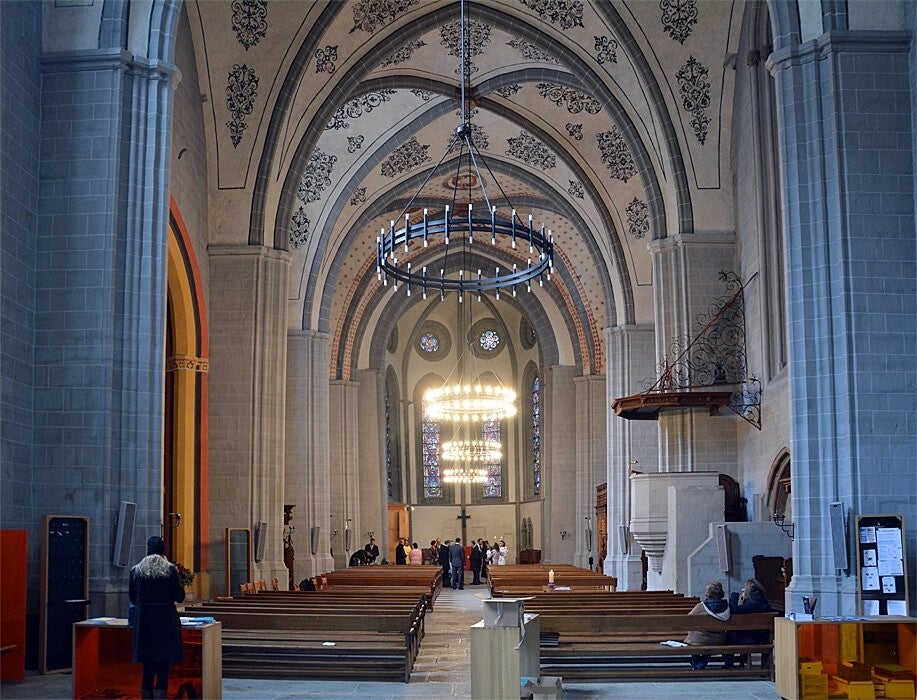 Nef lumineuse d’une église historique