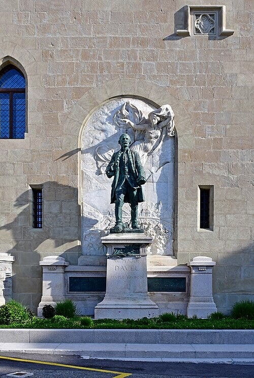 Monument historique entouré d'un espace urbain