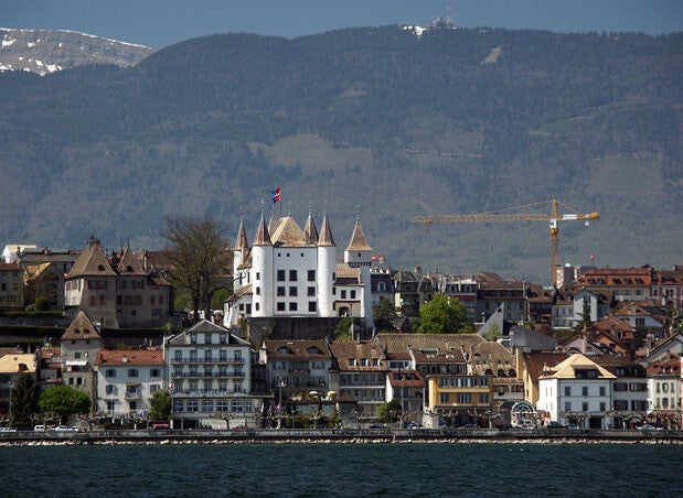 Traversée en bateau vers un village au bord du lac